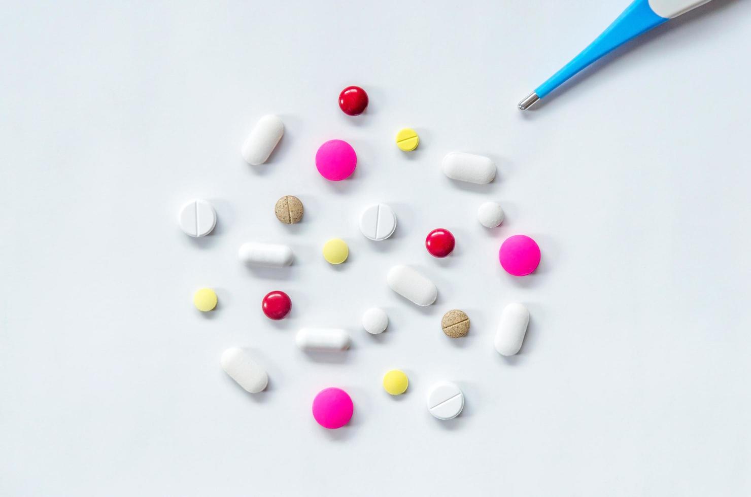 close-up de comprimidos e drogas, embalagem de comprimidos de drogas e comprimidos em cápsula. foto