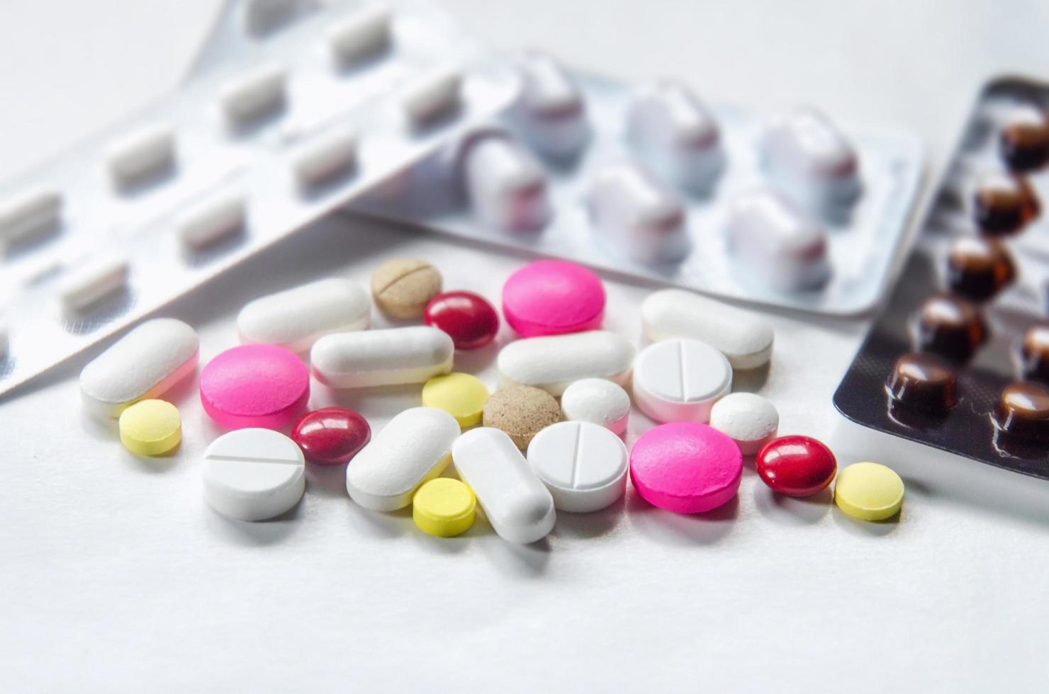 close-up de comprimidos e drogas, embalagem de comprimidos de drogas e comprimidos em cápsula. foto
