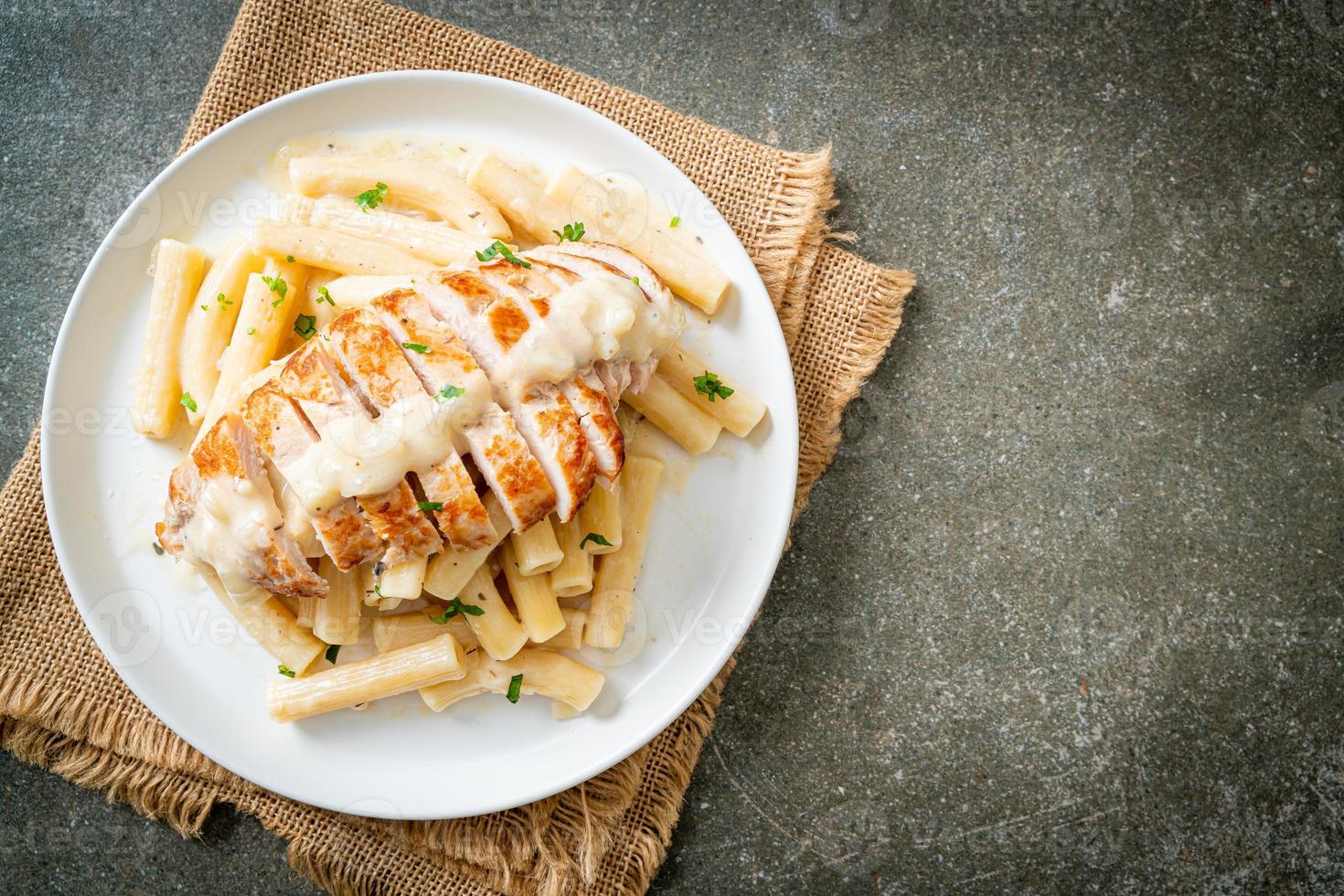 quadrotto penne macarrão com molho cremoso branco com frango grelhado foto