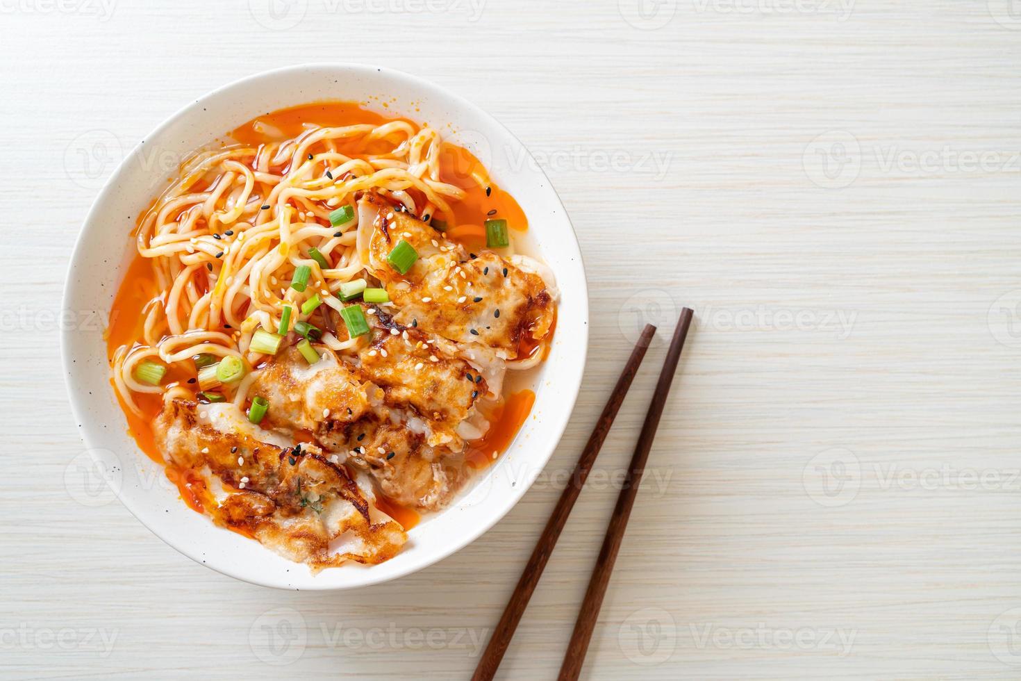 macarrão ramen com gyoza ou bolinhos de porco foto