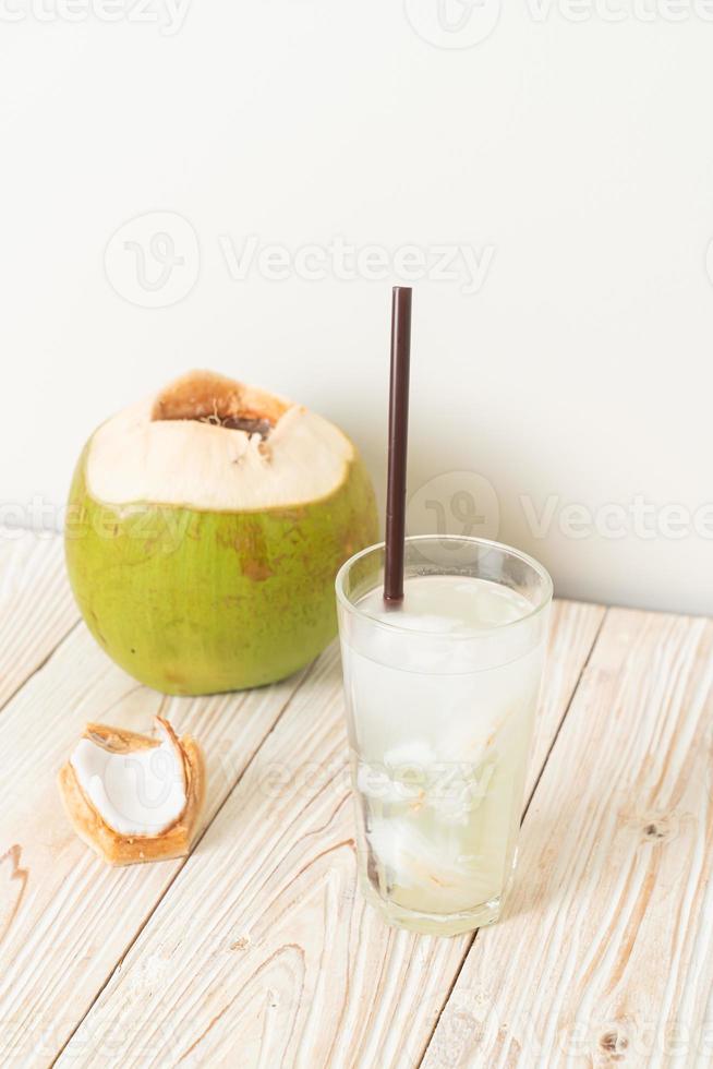 água de coco ou suco de coco foto