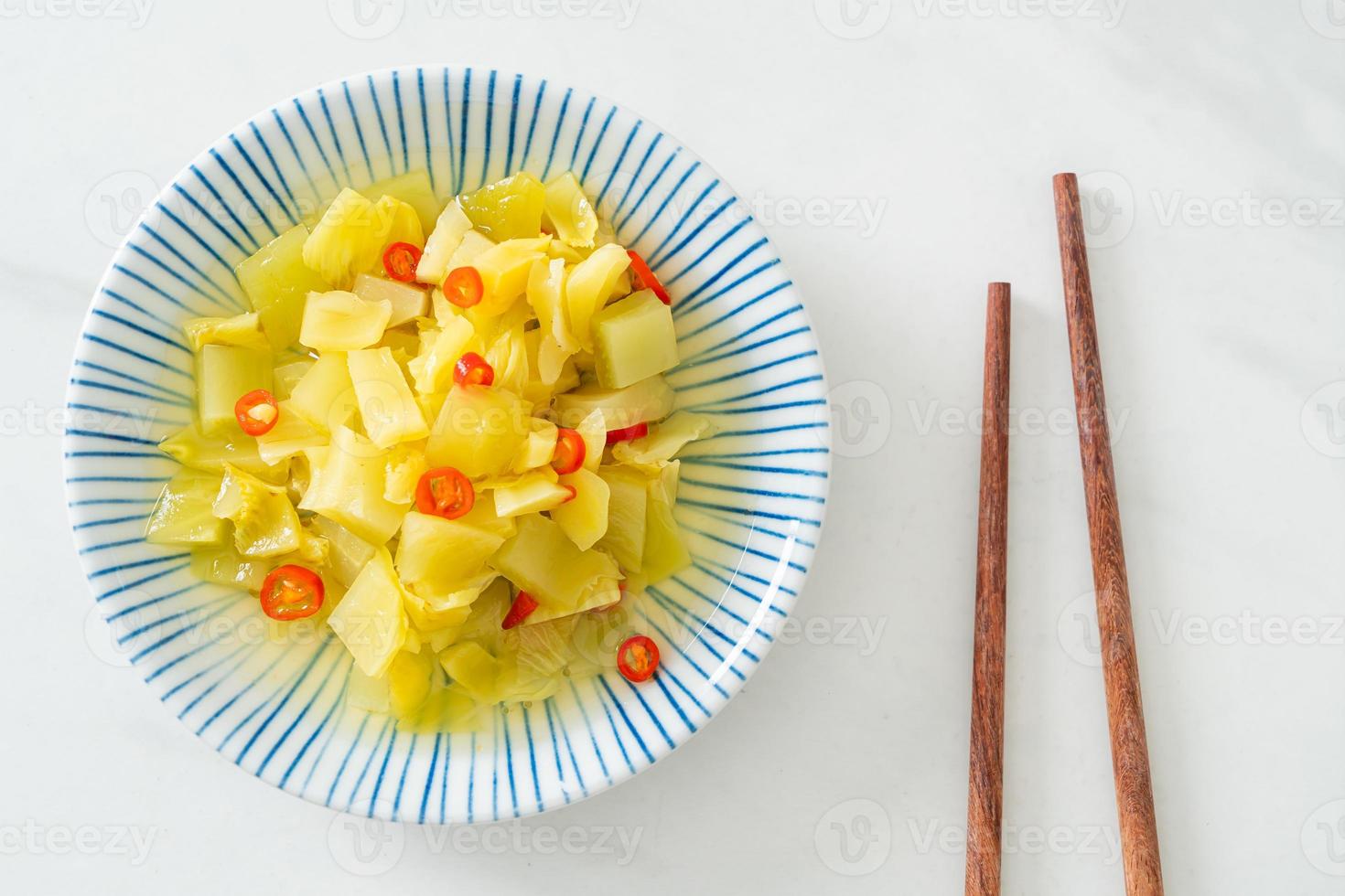 Salada picante de repolho em pickle ou aipo com óleo de gergelim foto