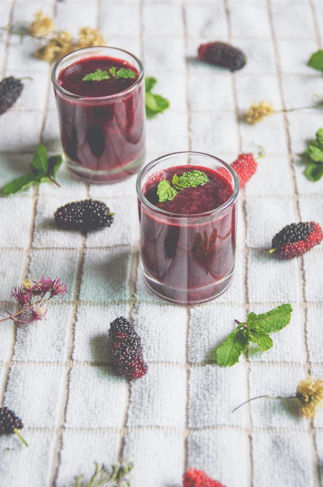 suco de amora e frutas de amora, smoothies de frutas vermelhas frescas. foto