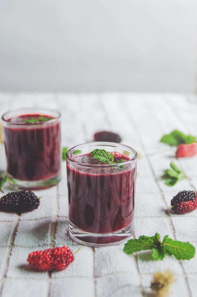 suco de amora e frutas de amora, smoothies de frutas vermelhas frescas. foto