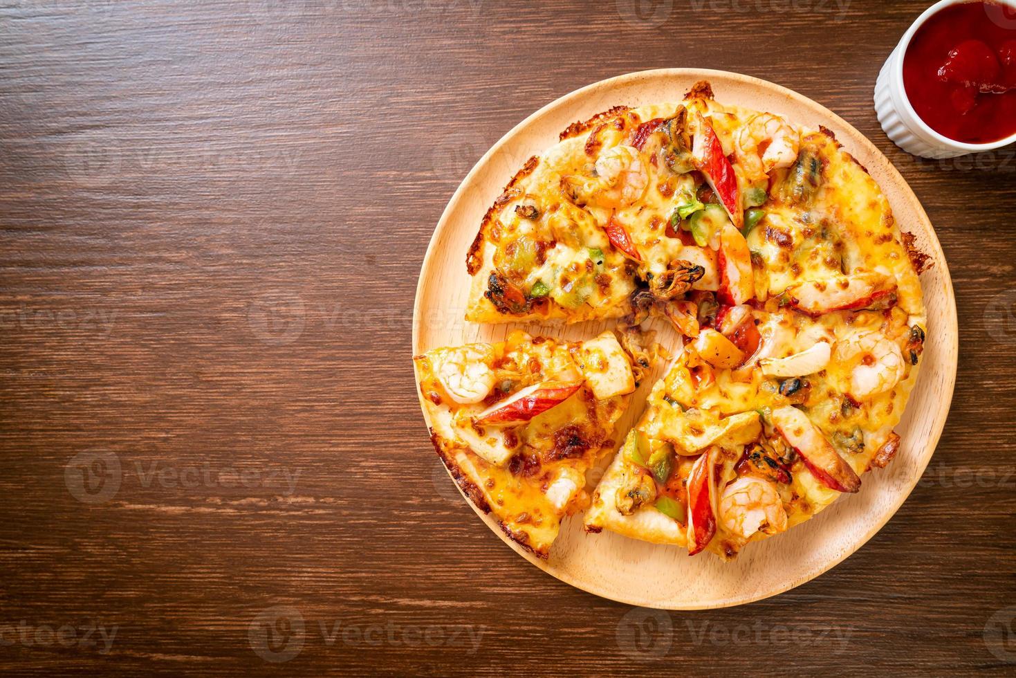 pizza de frutos do mar na bandeja de madeira foto