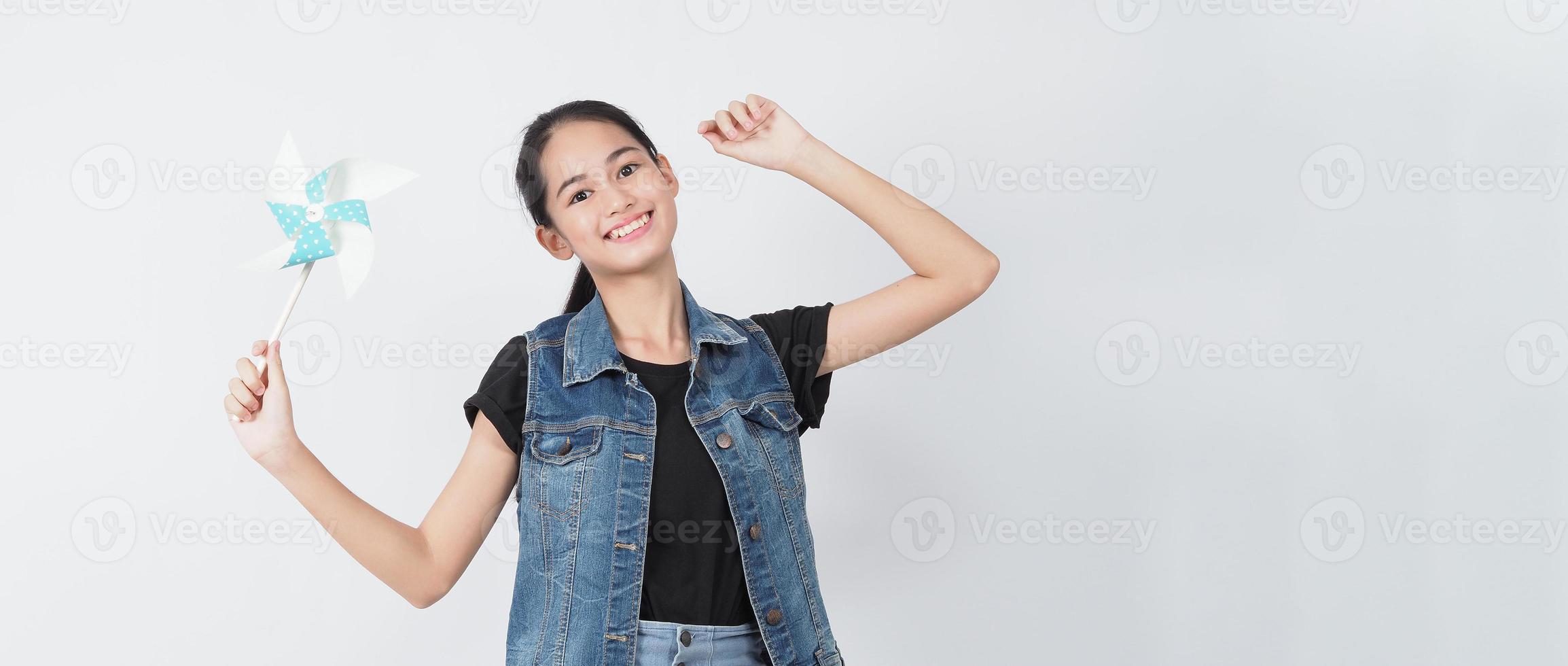 mulher adolescente e brinquedos de moinho de papel foto