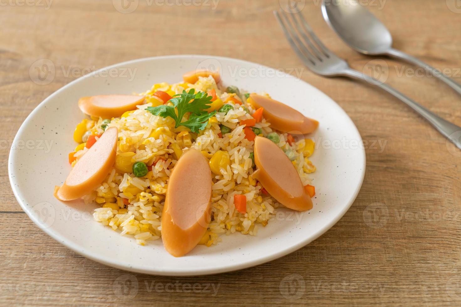 arroz frito com linguiça e vegetais mistos foto