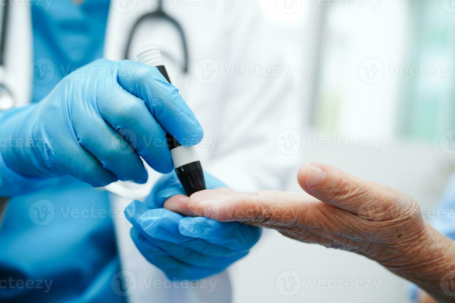 ásia médico usando lanceta caneta em Senior paciente dedo para Verifica amostra sangue açúcar nível para tratamento diabetes. foto