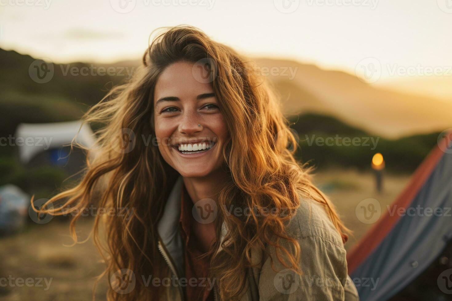 retrato do menina olhando às Câmera enquanto perto acampamento barraca às pôr do sol ai gerado foto