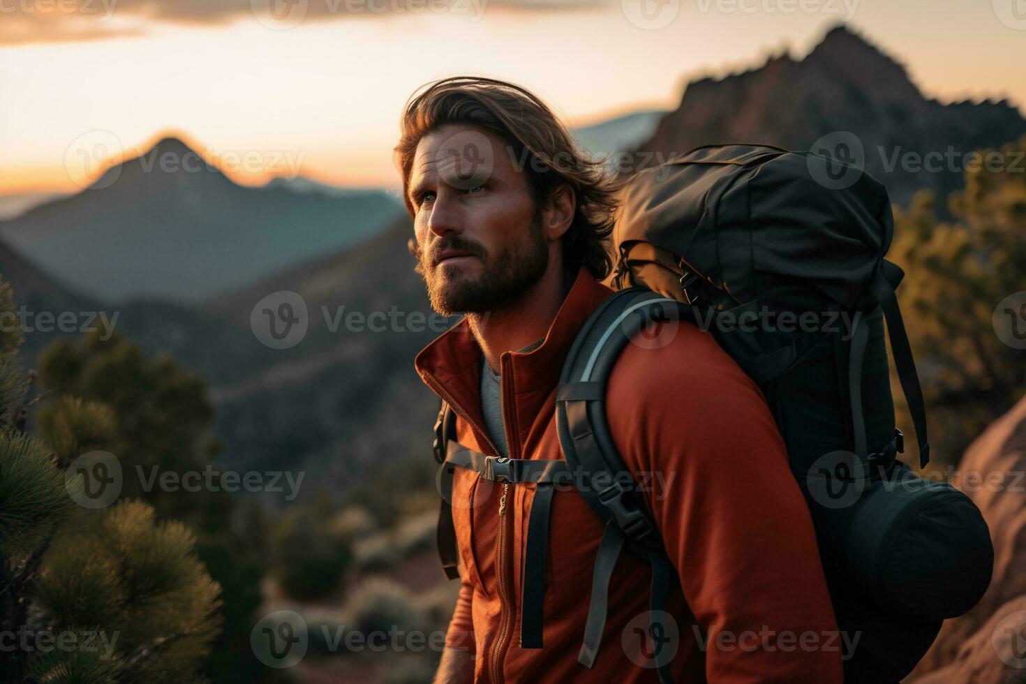 bonito jovem homem com mochila caminhada dentro a montanhas às pôr do sol ai gerado foto