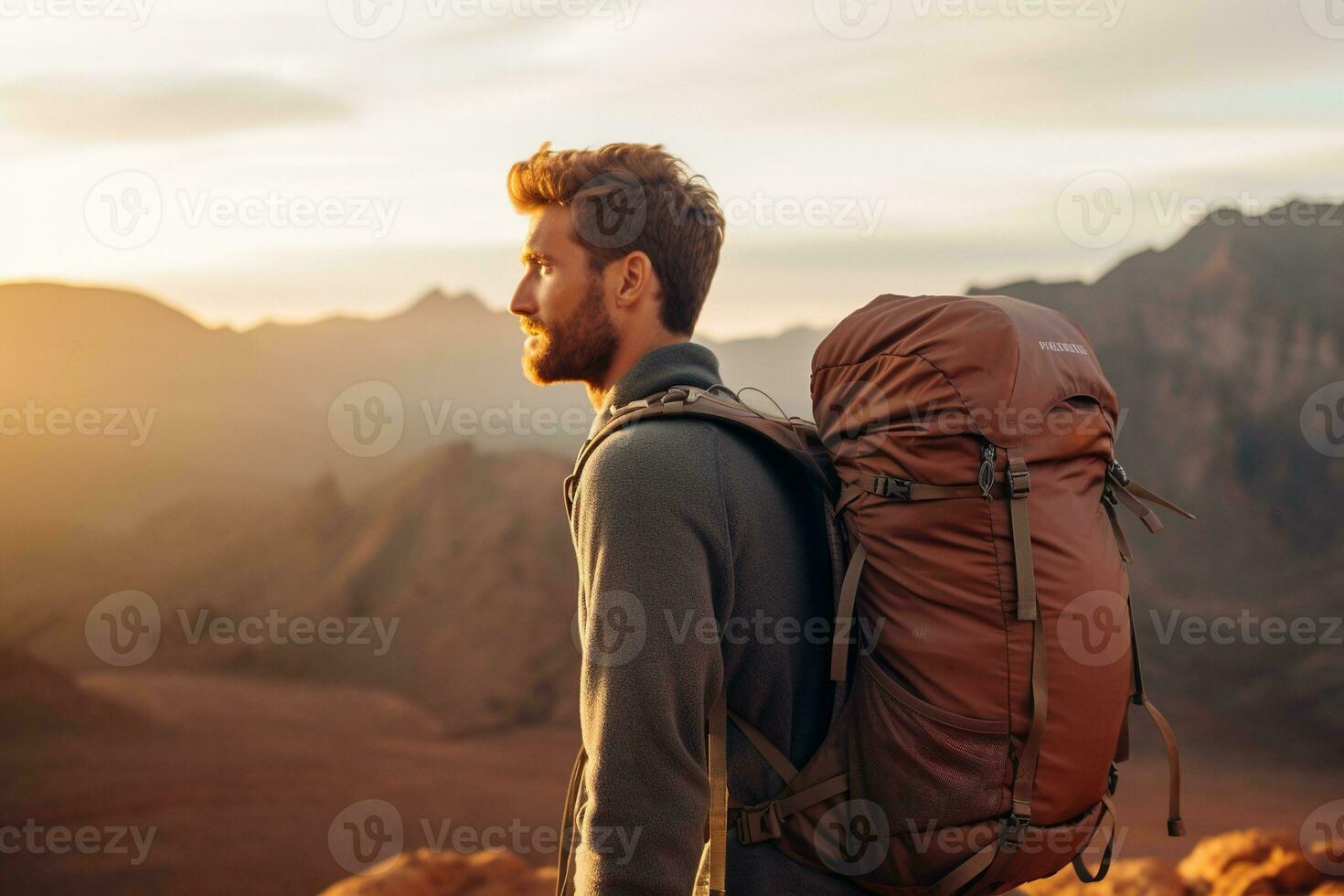 bonito jovem homem com mochila caminhada dentro a montanhas às pôr do sol ai gerado foto