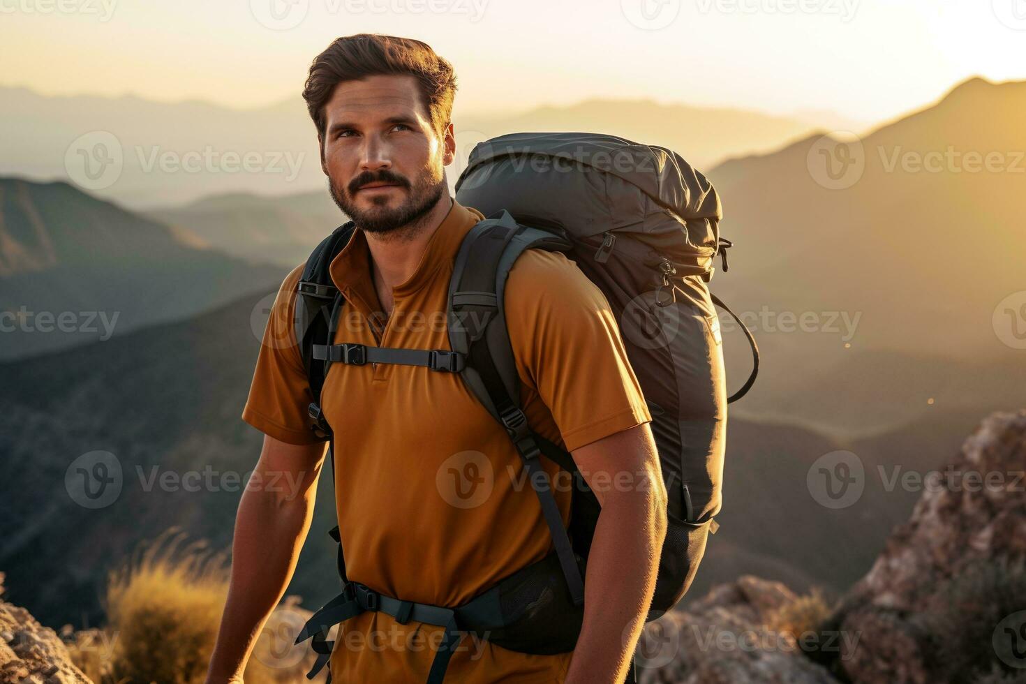 bonito jovem homem com mochila caminhada dentro a montanhas às pôr do sol ai gerado foto