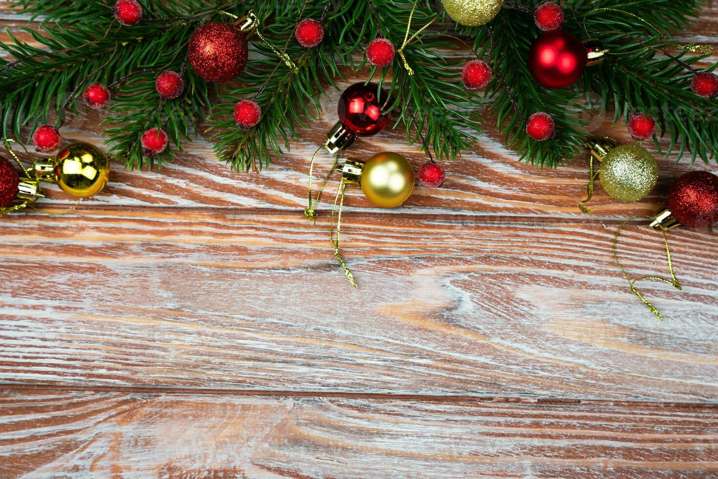 Natal e Novo ano composição com uma Natal árvore e Natal decorações em uma de madeira fundo. topo visualizar. Lugar, colocar para texto. seletivo foco. foto
