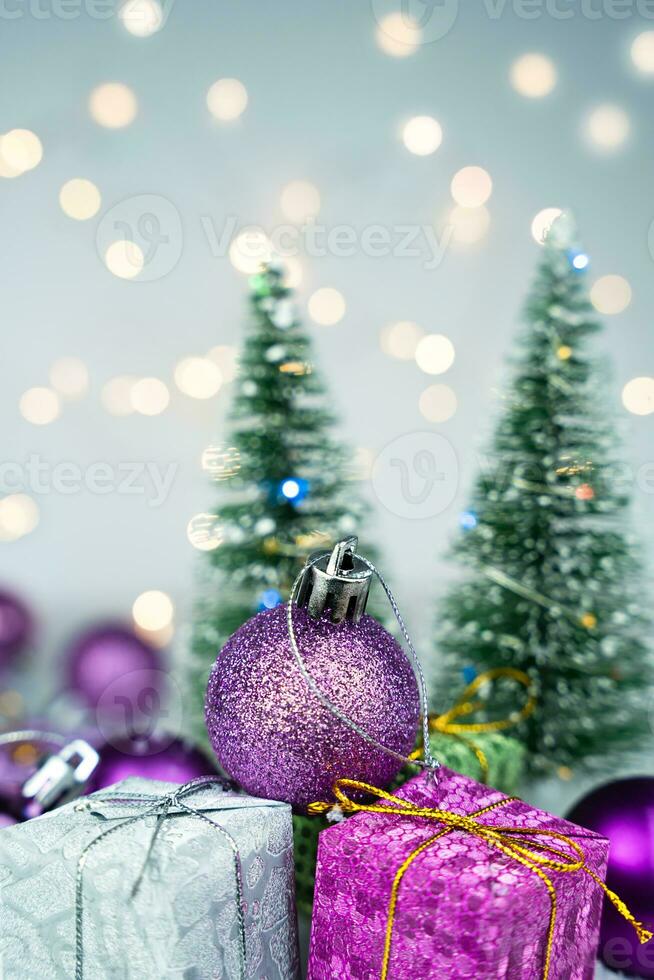 festivo Novo ano ou Natal composição com uma presente caixas e Natal árvores com bokeh dentro a fundo. Novo ano cartão. fechar-se. seletivo foco. foto