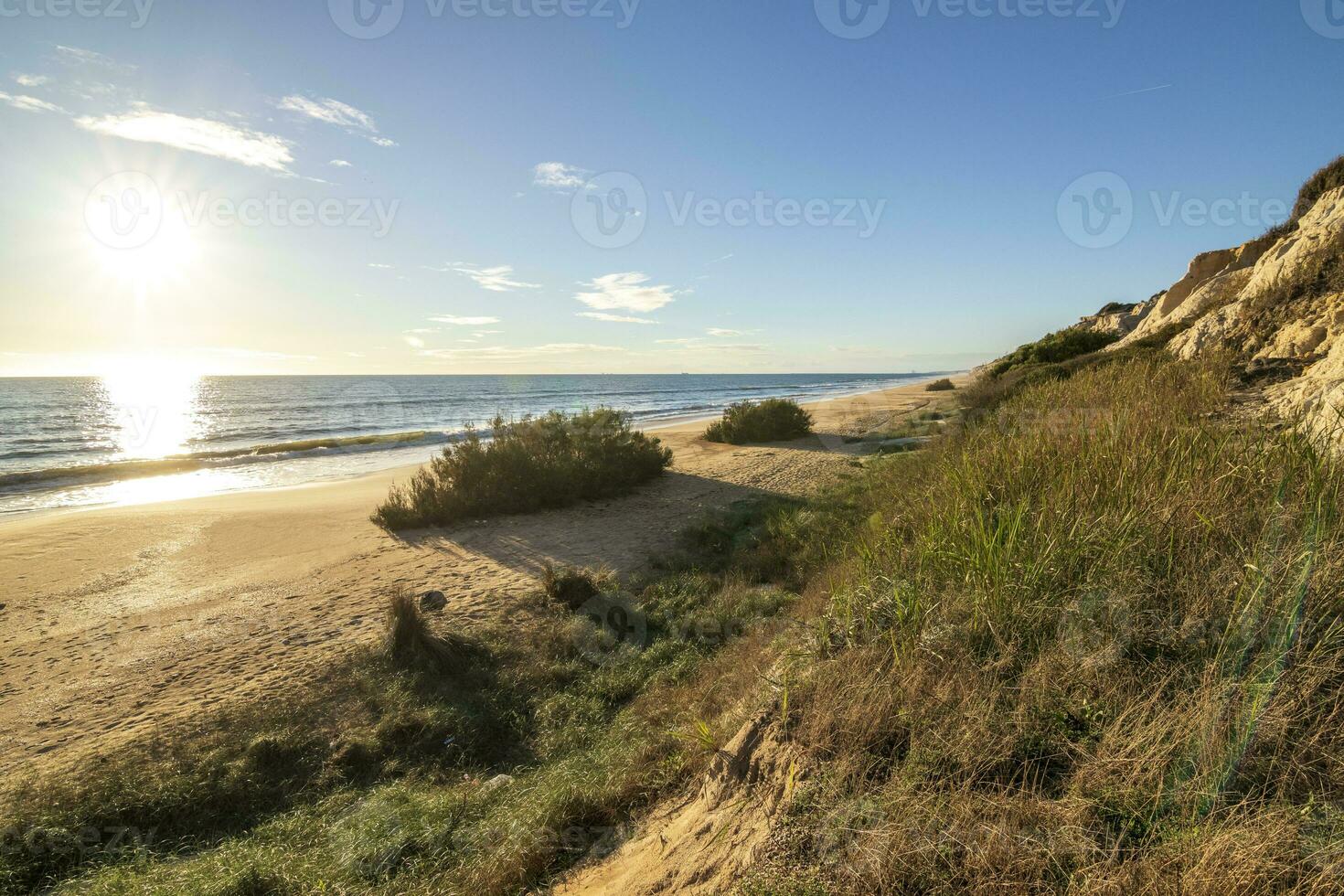 1 do a a maioria lindo praias dentro Espanha, chamado cuesta maneli, huelva, dentro Espanha. cercado de dunas, vegetação e falésias. uma linda de praia. foto