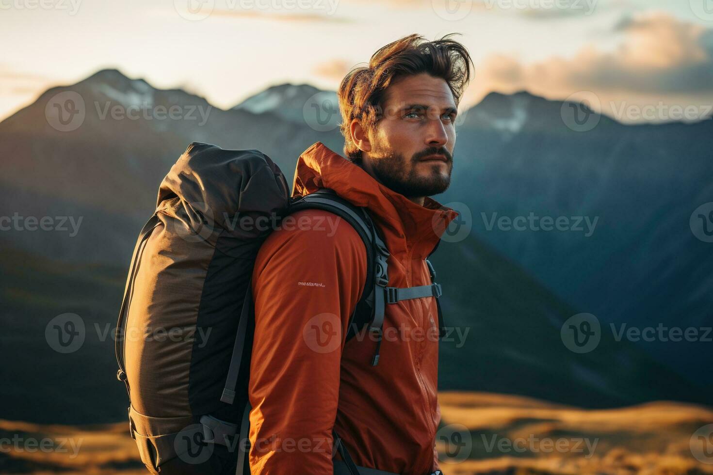 bonito jovem homem com mochila caminhada dentro a montanhas às pôr do sol ai gerado foto