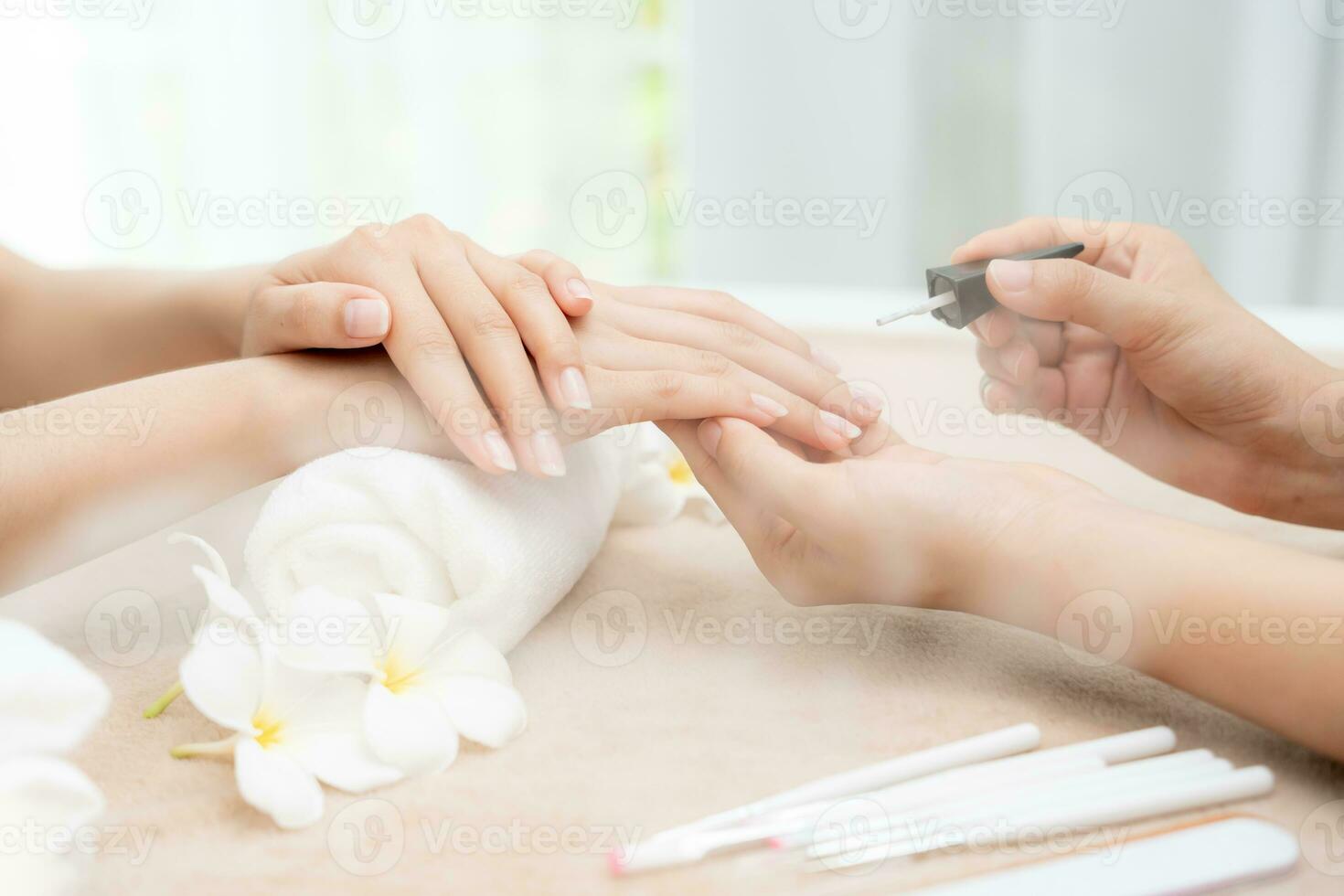 mulher recebe serviço de atendimento por manicure esteticista profissional no centro de spa. salão de beleza de unhas usa lixa de unha para tratamento de esmalte. manicure faz cliente de unha bonita. tratamento de spa para cuidados com o corpo foto