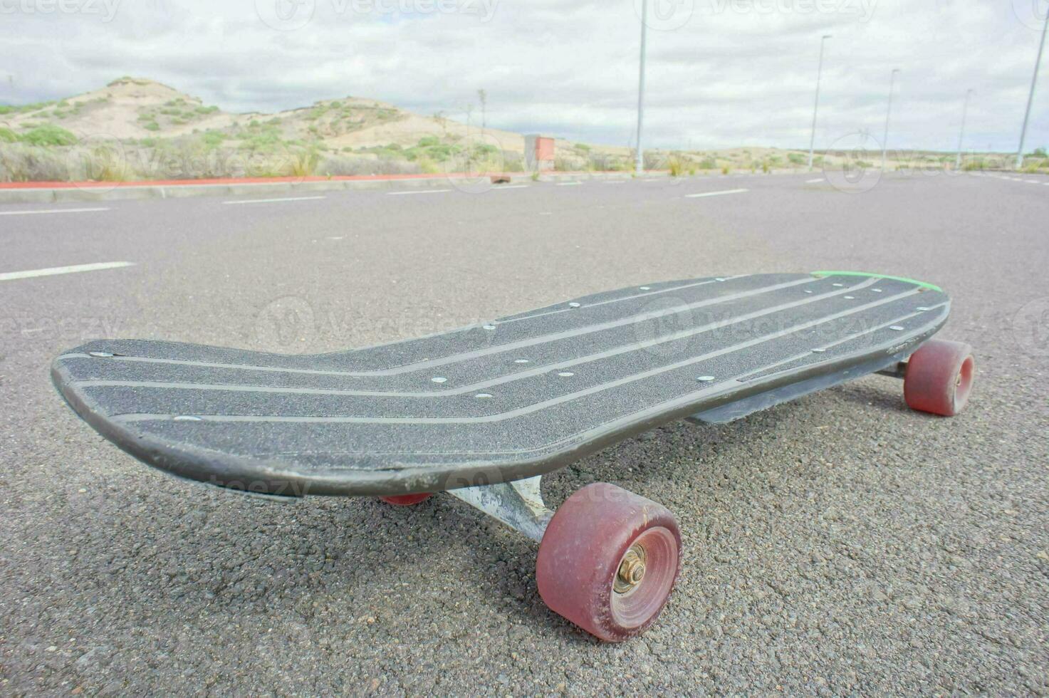 um skate na estrada foto