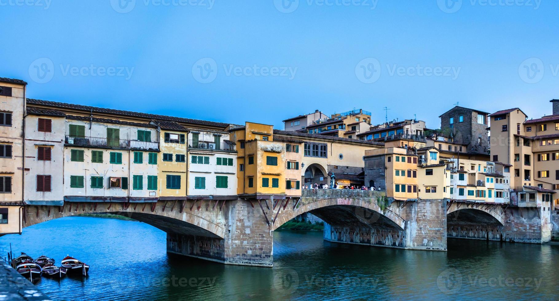 pôr do sol na ponte vecchio - ponte velha - em florença, itália. foto