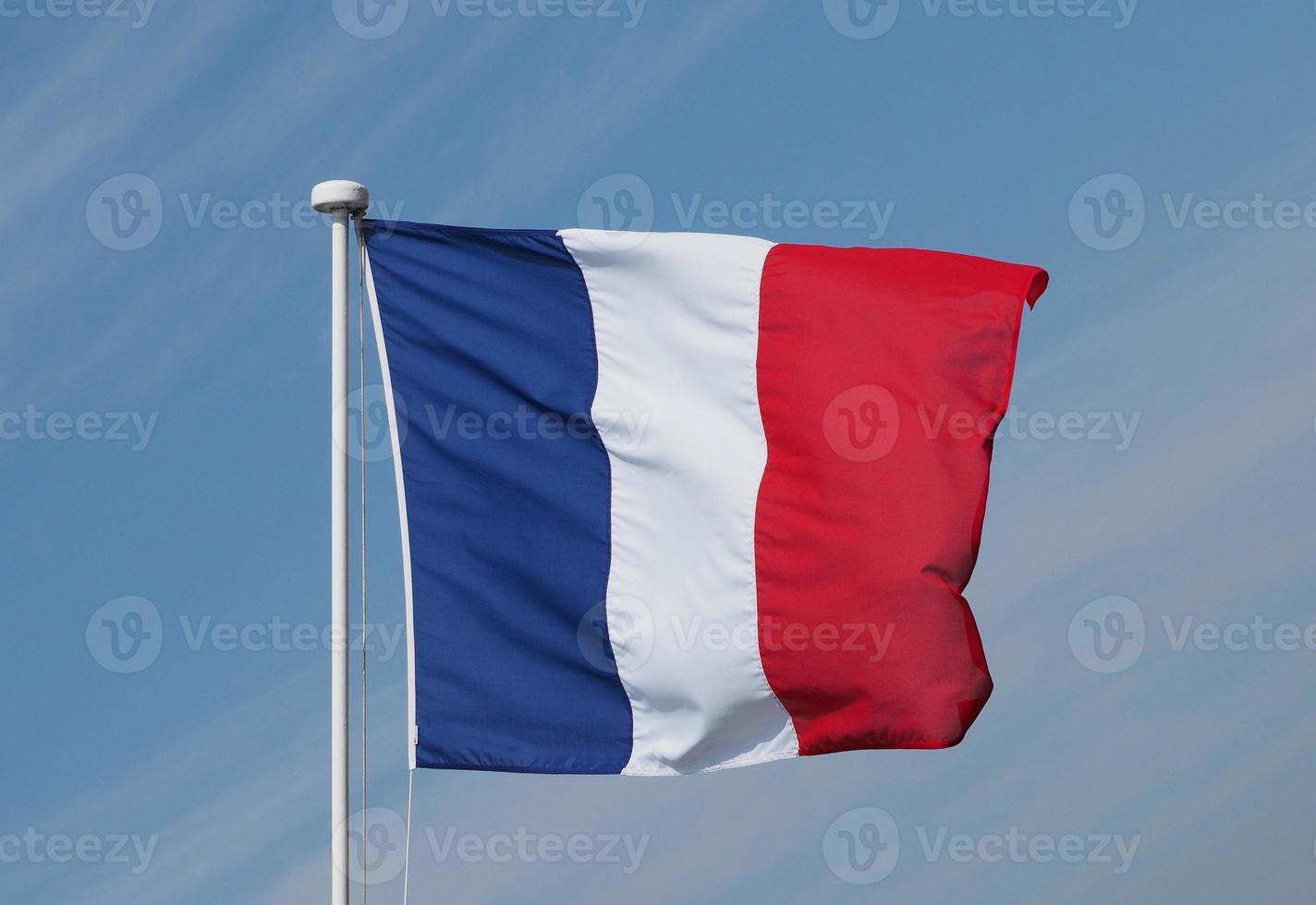 bandeira francesa da frança sobre o céu azul foto