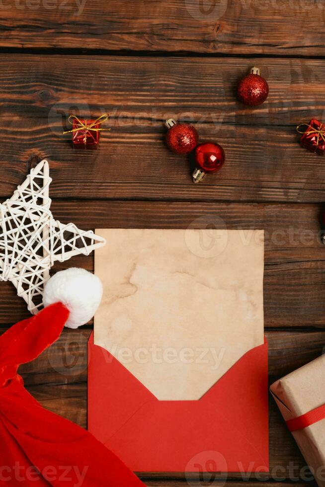 brincar vintage estilo em branco a envelope santa claus desejo Lista para Novo ano foto