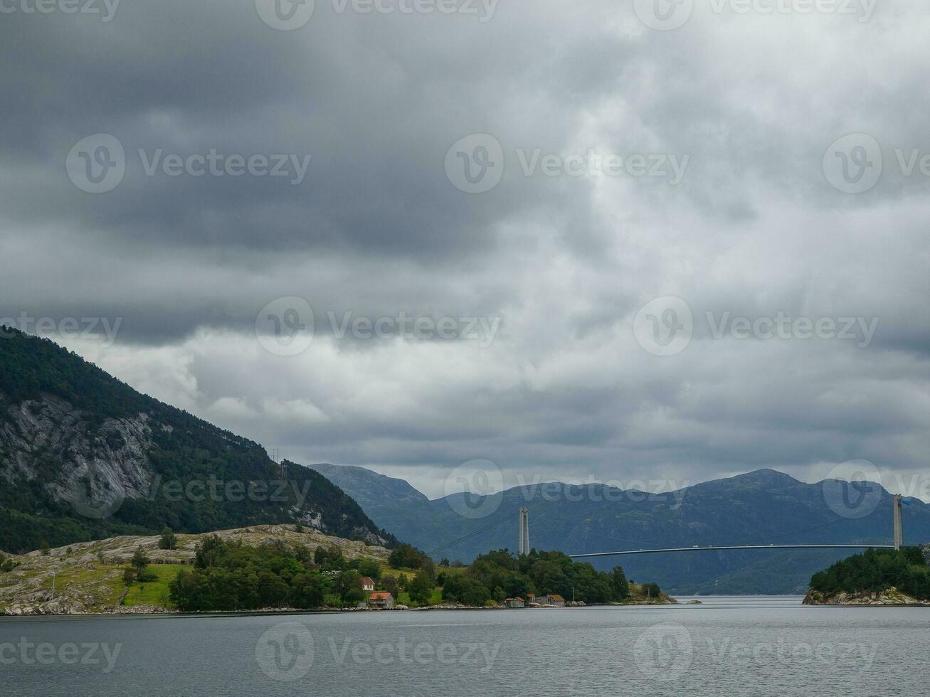 navio cruzeiro dentro a norueguês fiordes foto