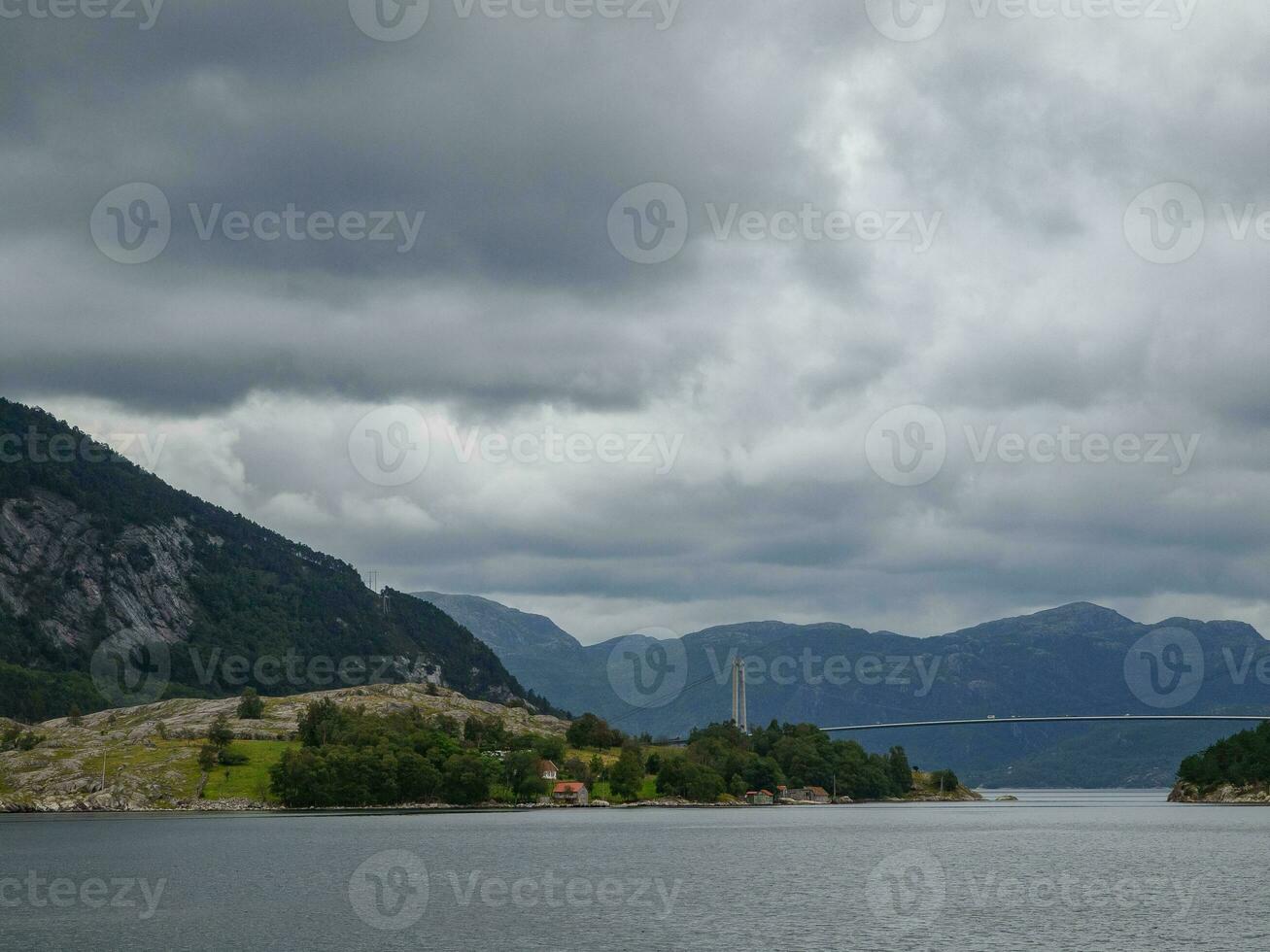 navio cruzeiro dentro a norueguês fiordes foto