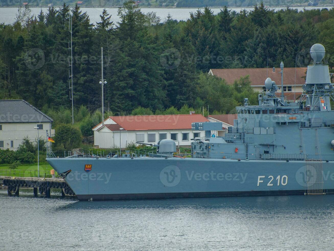 navio cruzeiro dentro a norueguês fiordes foto