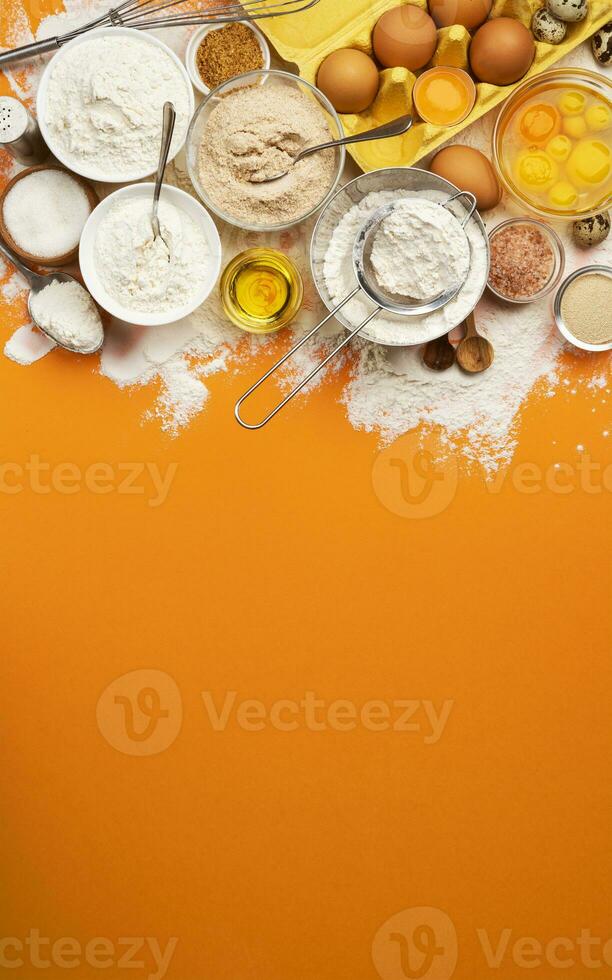 cozimento ingredientes em amarelo cor fundo, topo Visão foto