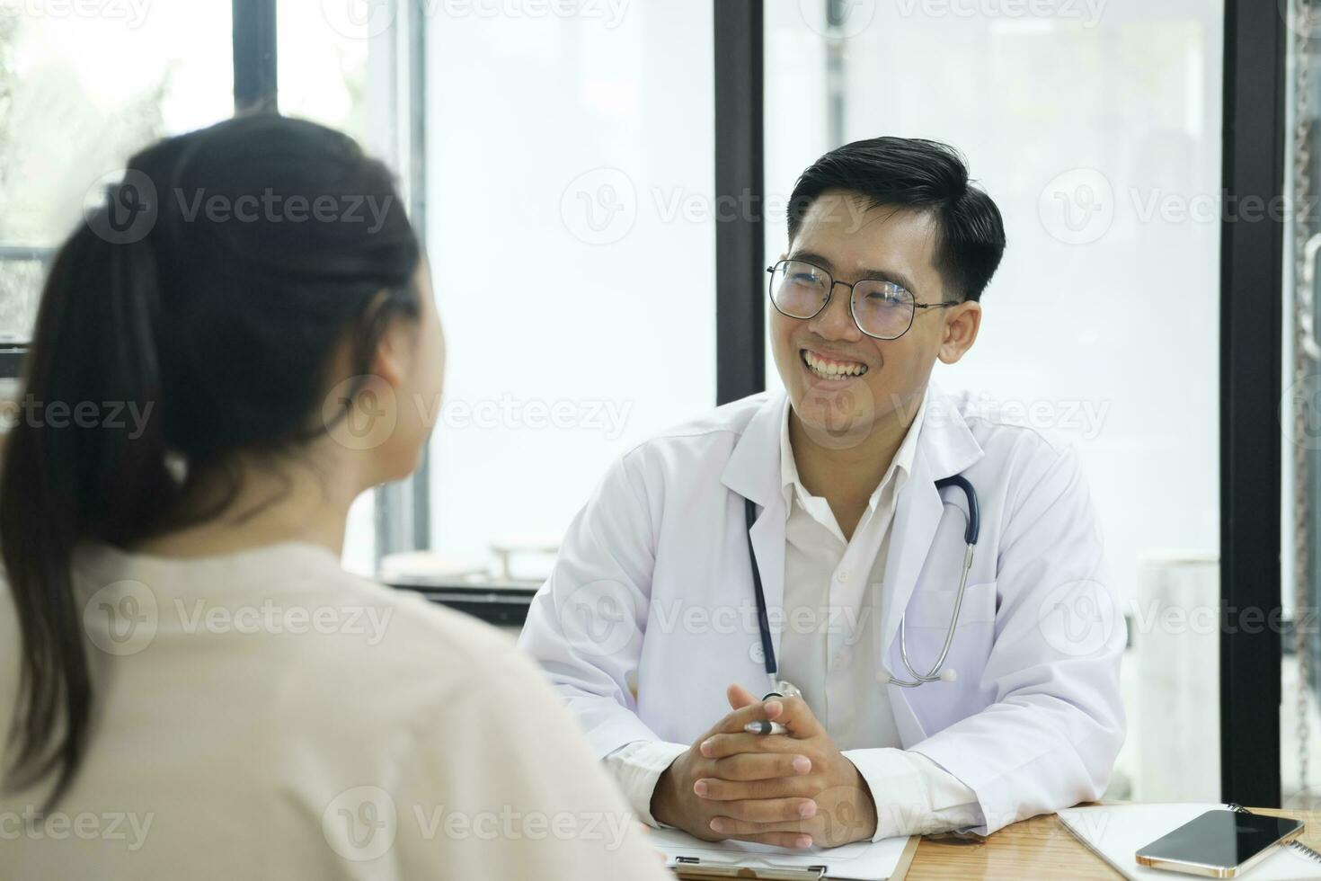 médico falando para uma paciente às médico clínica. foto