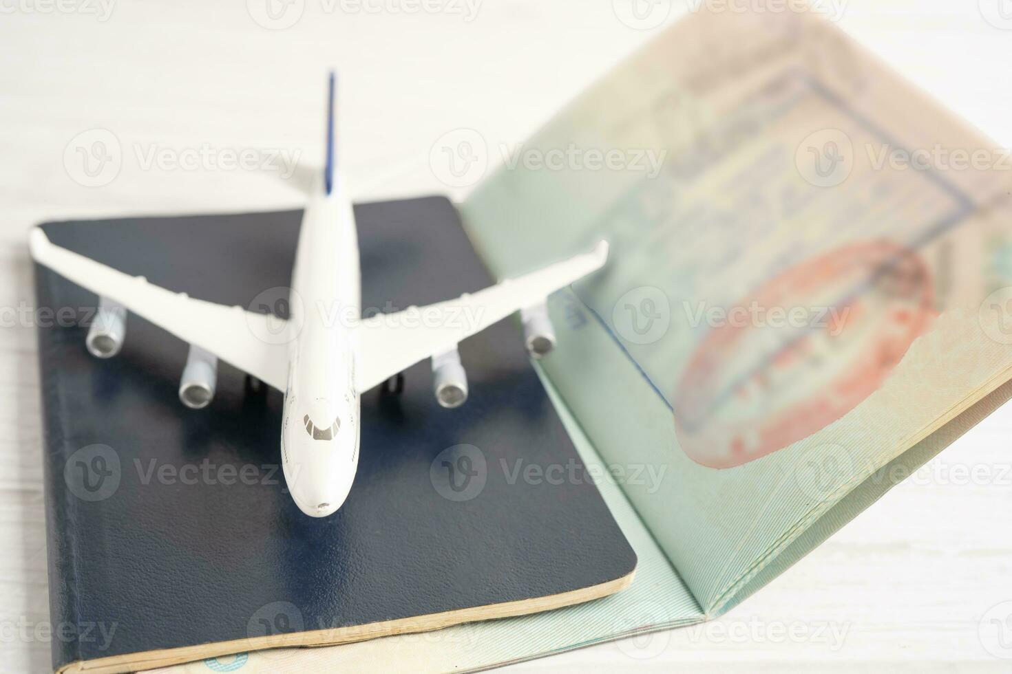 aprovado carimbo visto e Passaporte documento para imigração às aeroporto dentro país. foto