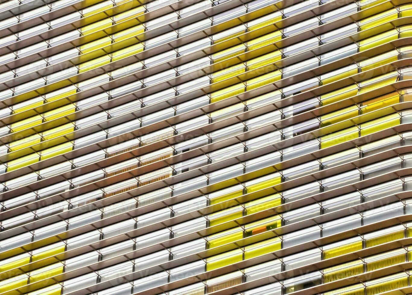 uma construção com amarelo e branco janelas foto