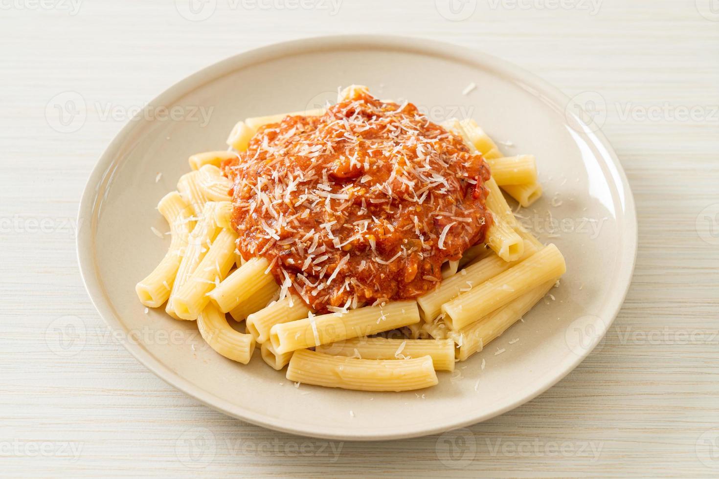 macarrão rigatoni com molho de porco à bolonhesa foto