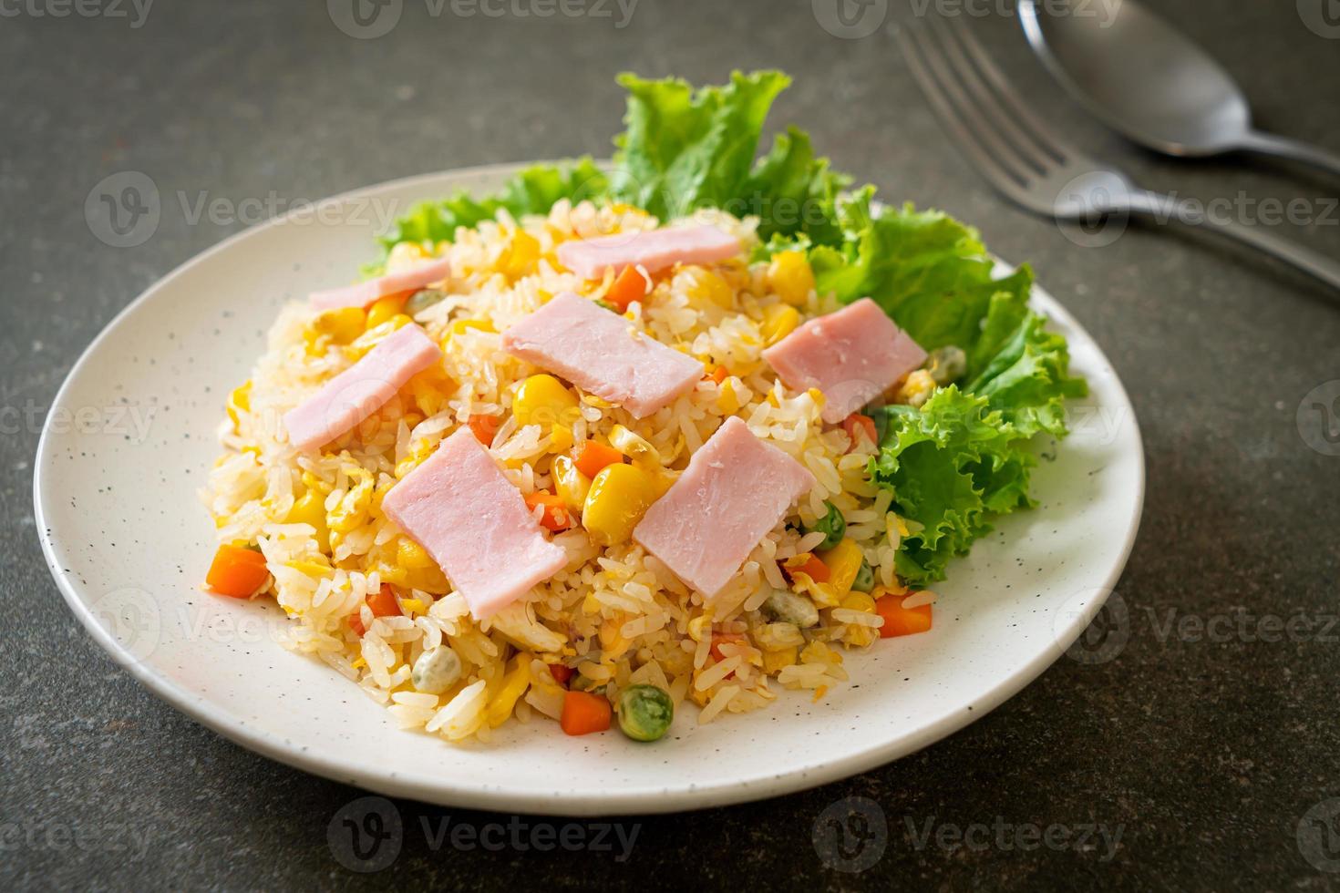 arroz frito com presunto e vegetais mistos foto