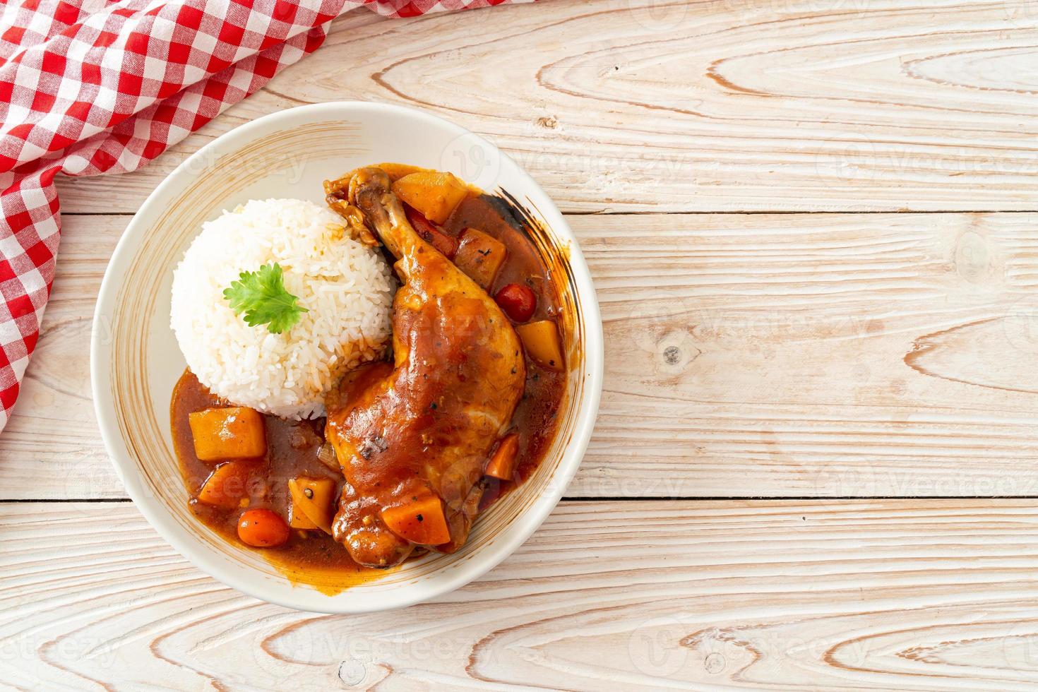 ensopado de frango com tomate, cebola, cenoura e batata foto