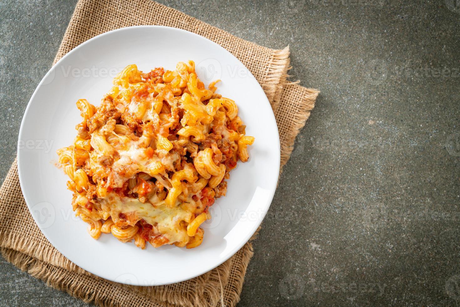 macarrão caseiro à bolonhesa com queijo foto