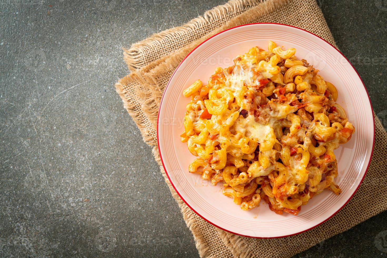 macarrão caseiro à bolonhesa com queijo foto