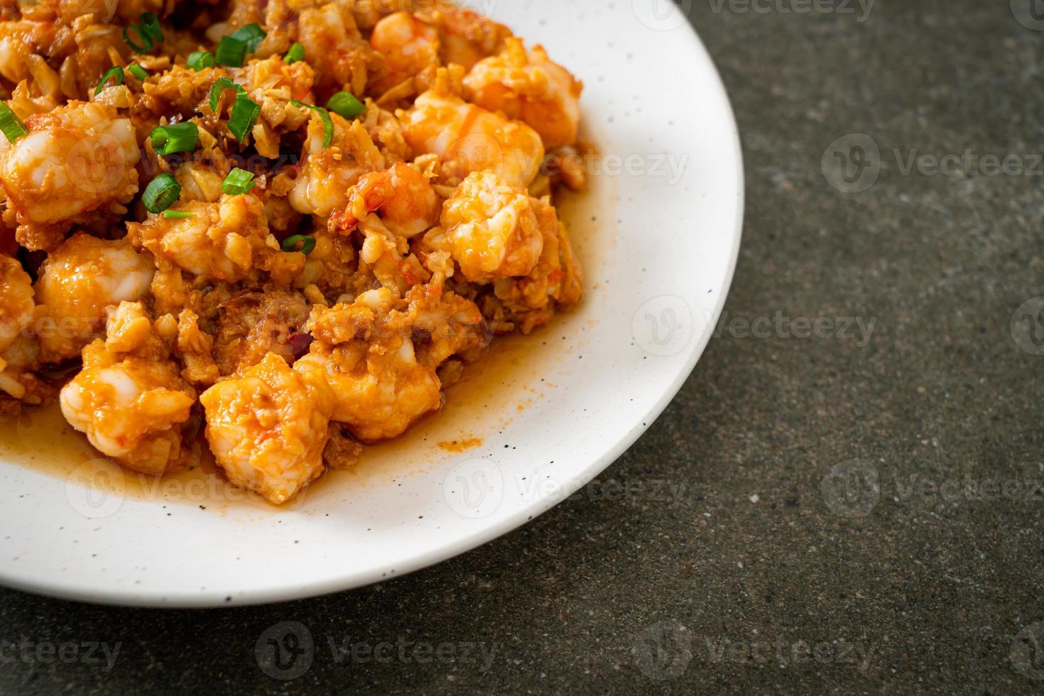 camarão frito com alho e pasta de camarão foto