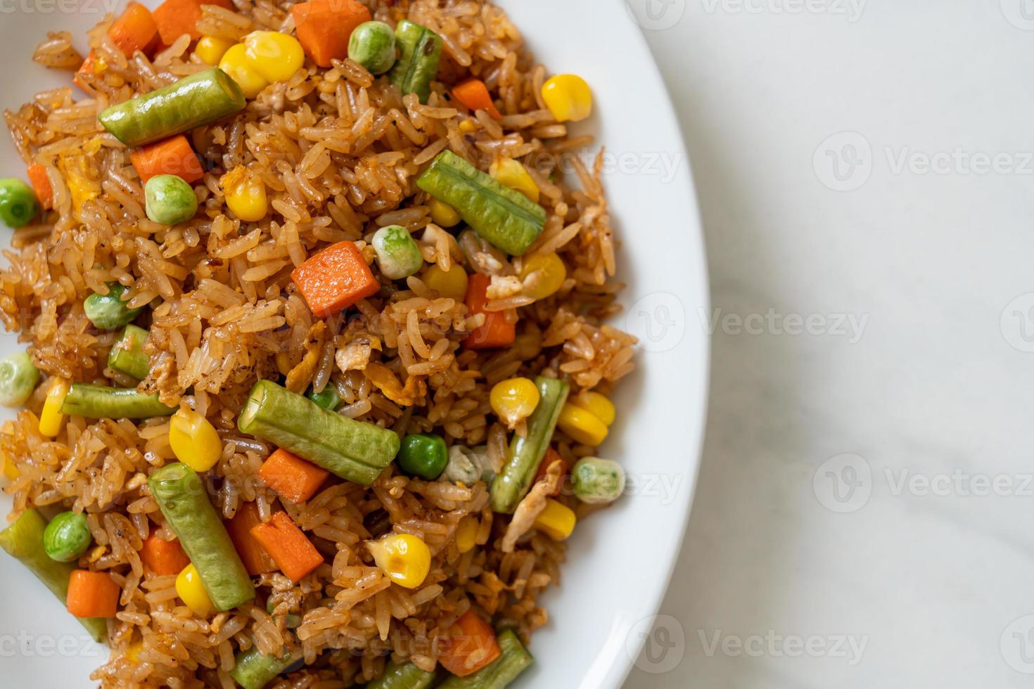 arroz frito com ervilha, cenoura e milho foto