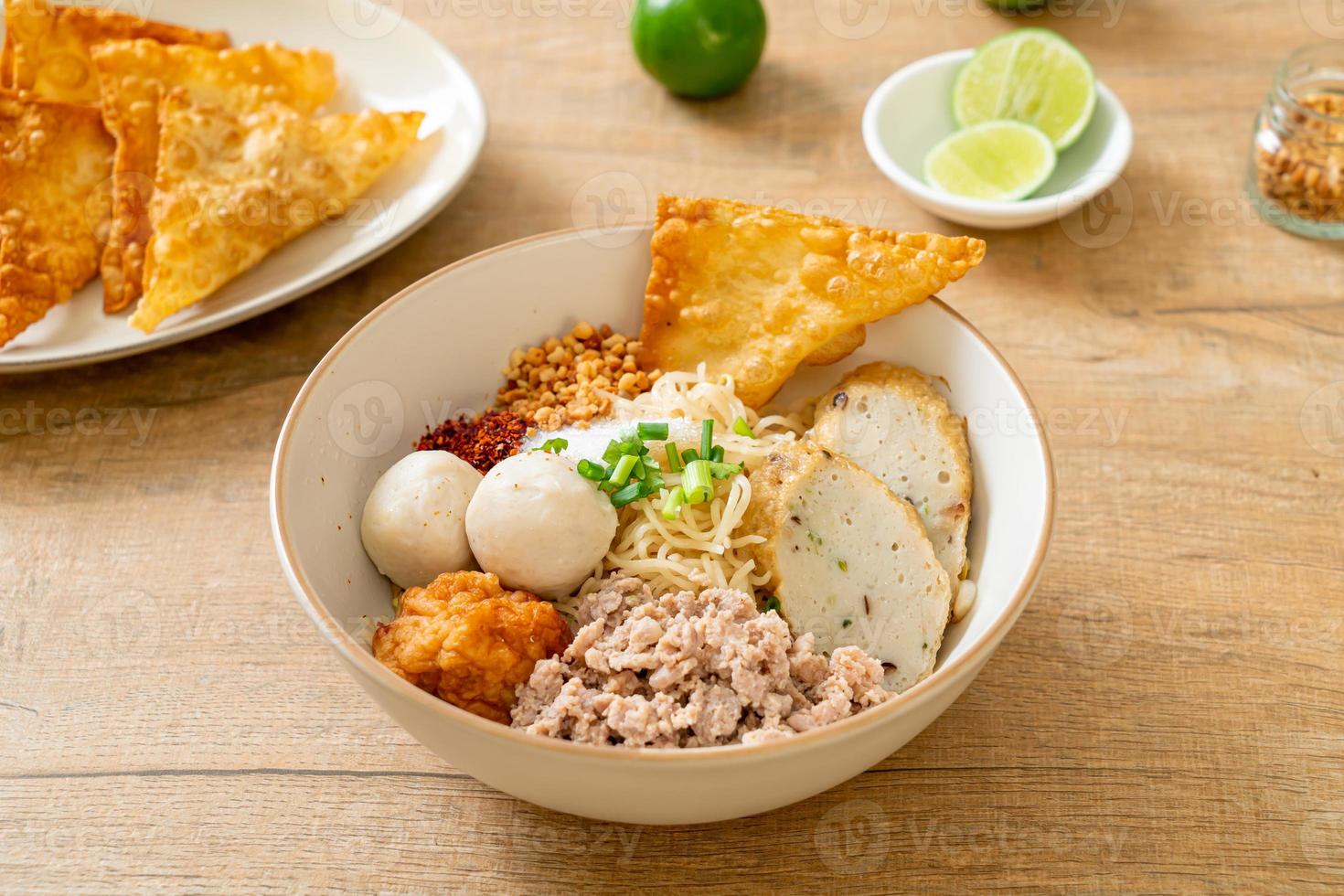 macarrão de ovo picante com bolinho de peixe e bolinho de camarão sem sopa foto