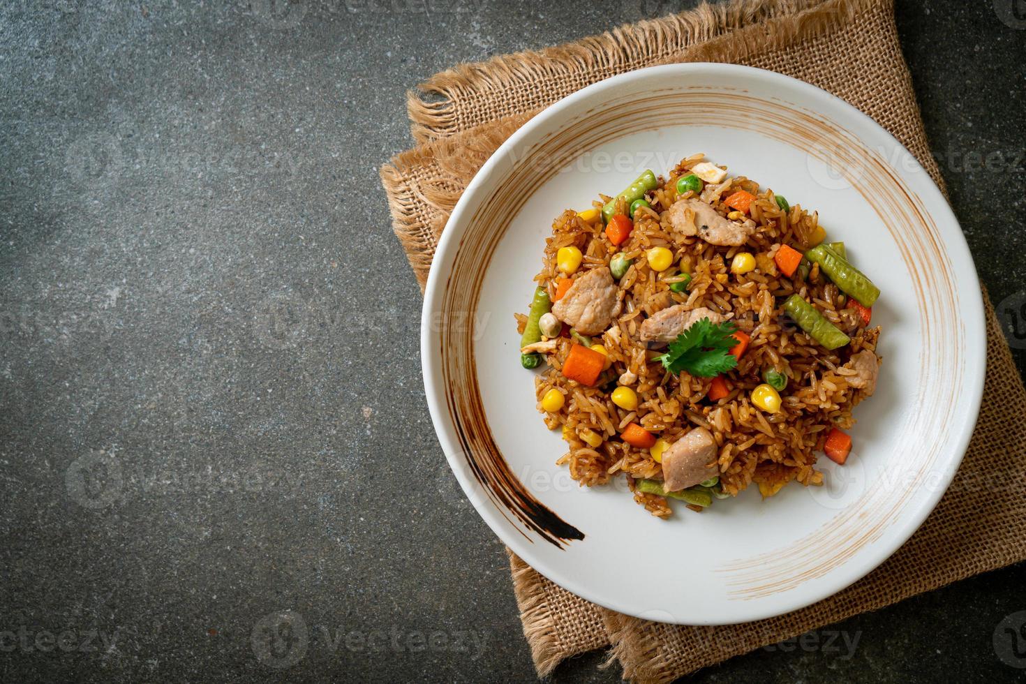 arroz de porco frito no prato branco foto