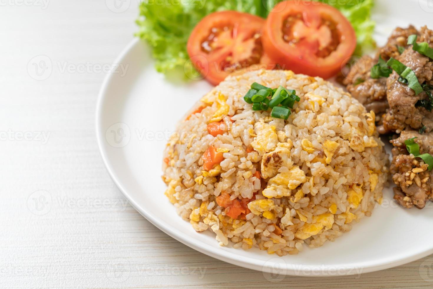 arroz frito com porco grelhado foto
