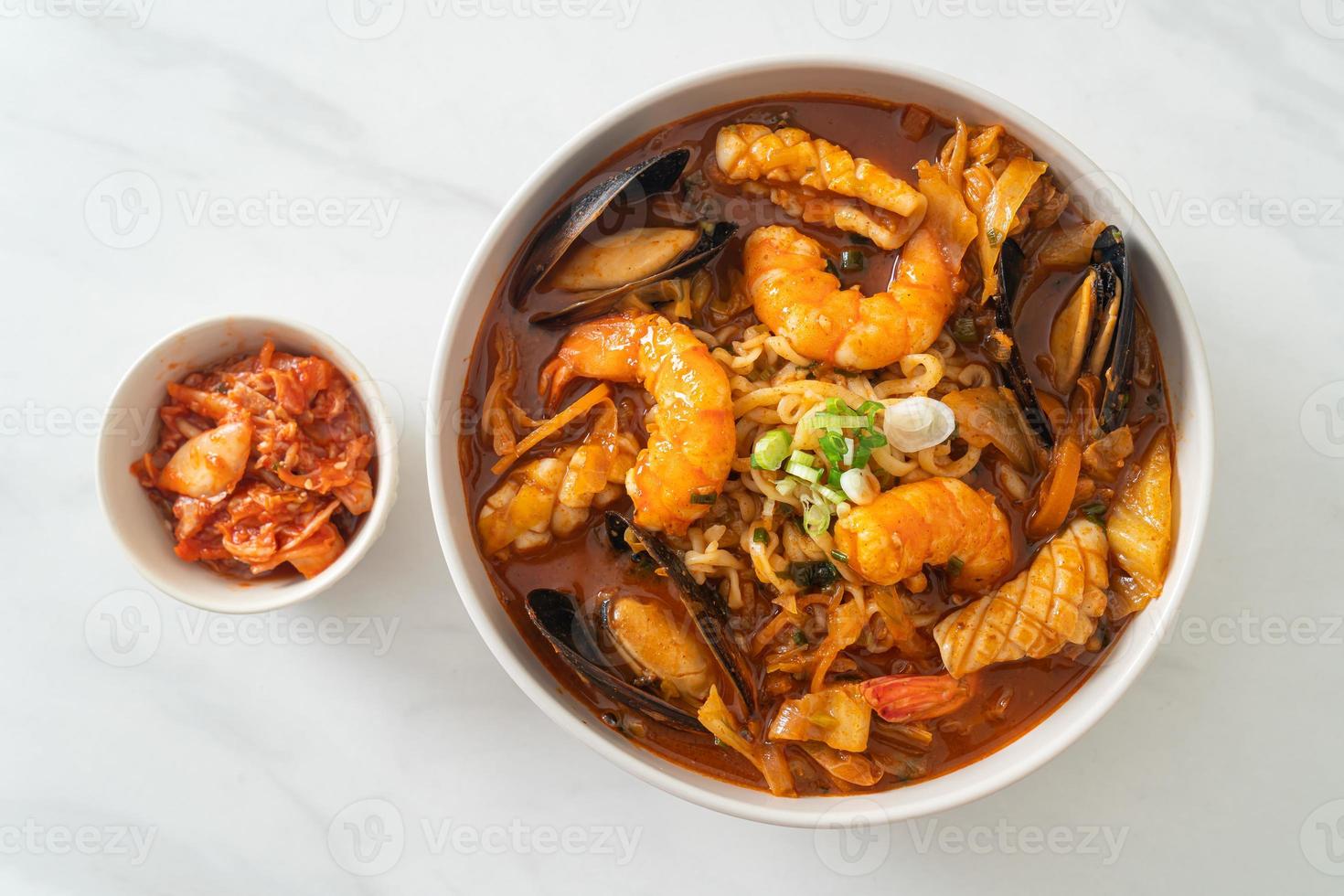 jjamppong - sopa coreana de macarrão de frutos do mar foto