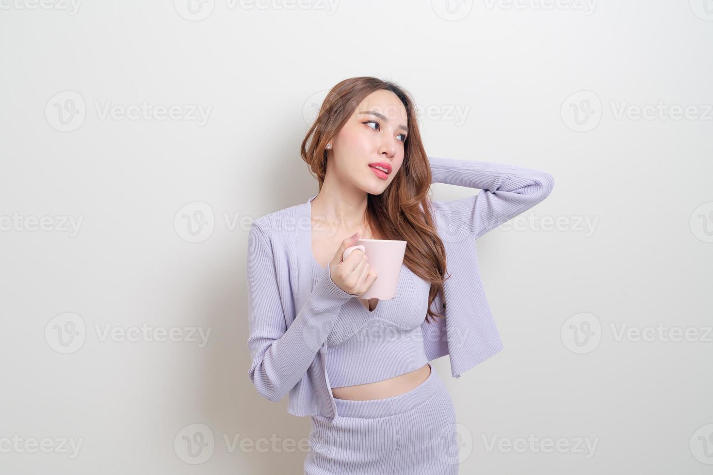 retrato linda mulher asiática segurando uma xícara de café ou caneca foto