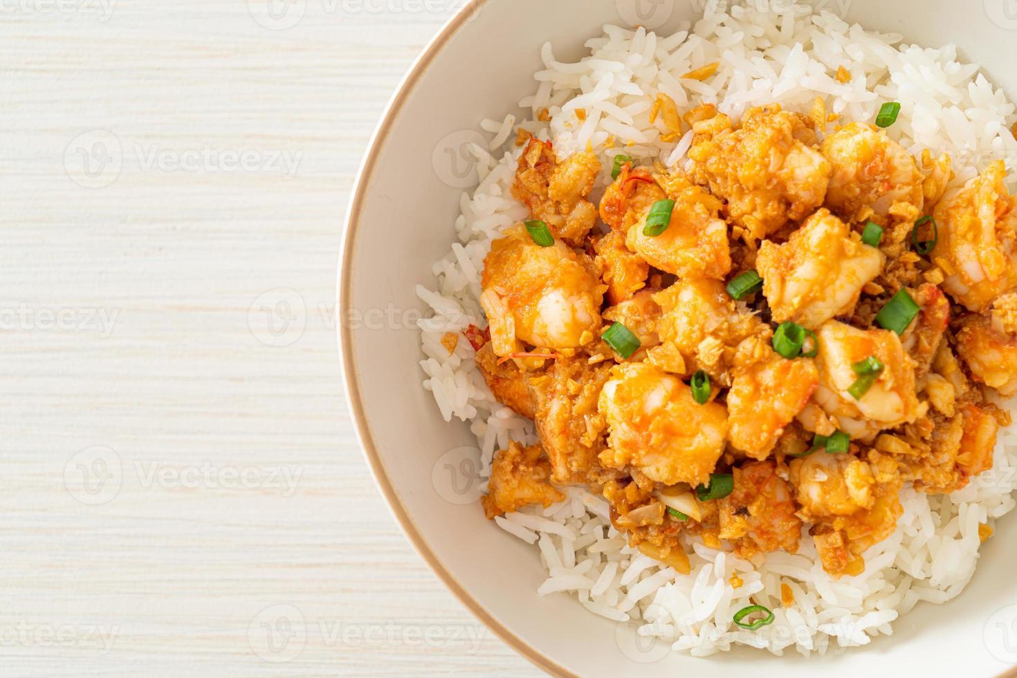 camarão frito com alho e pasta de camarão foto