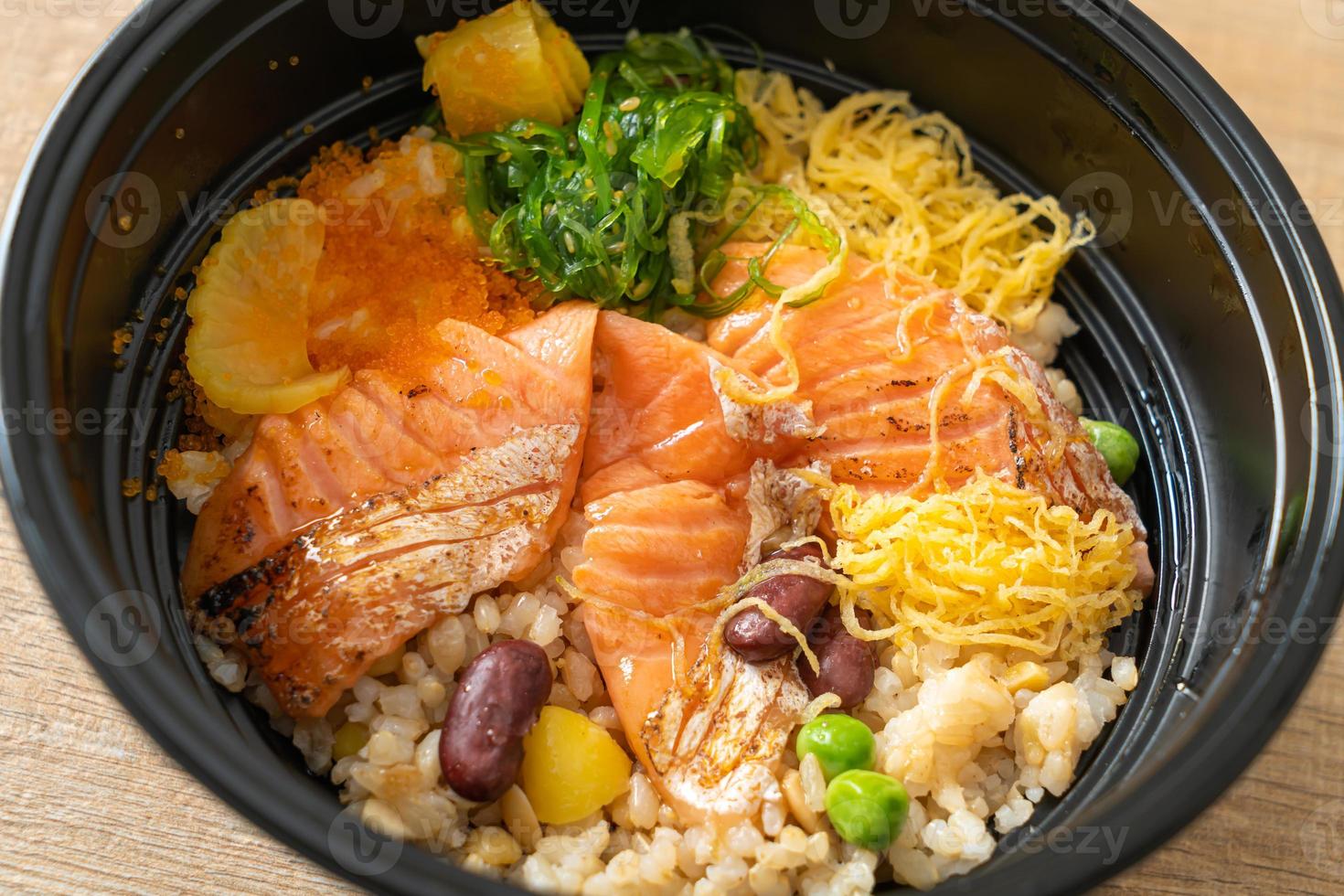 salmão grelhado com donburi de arroz integral foto