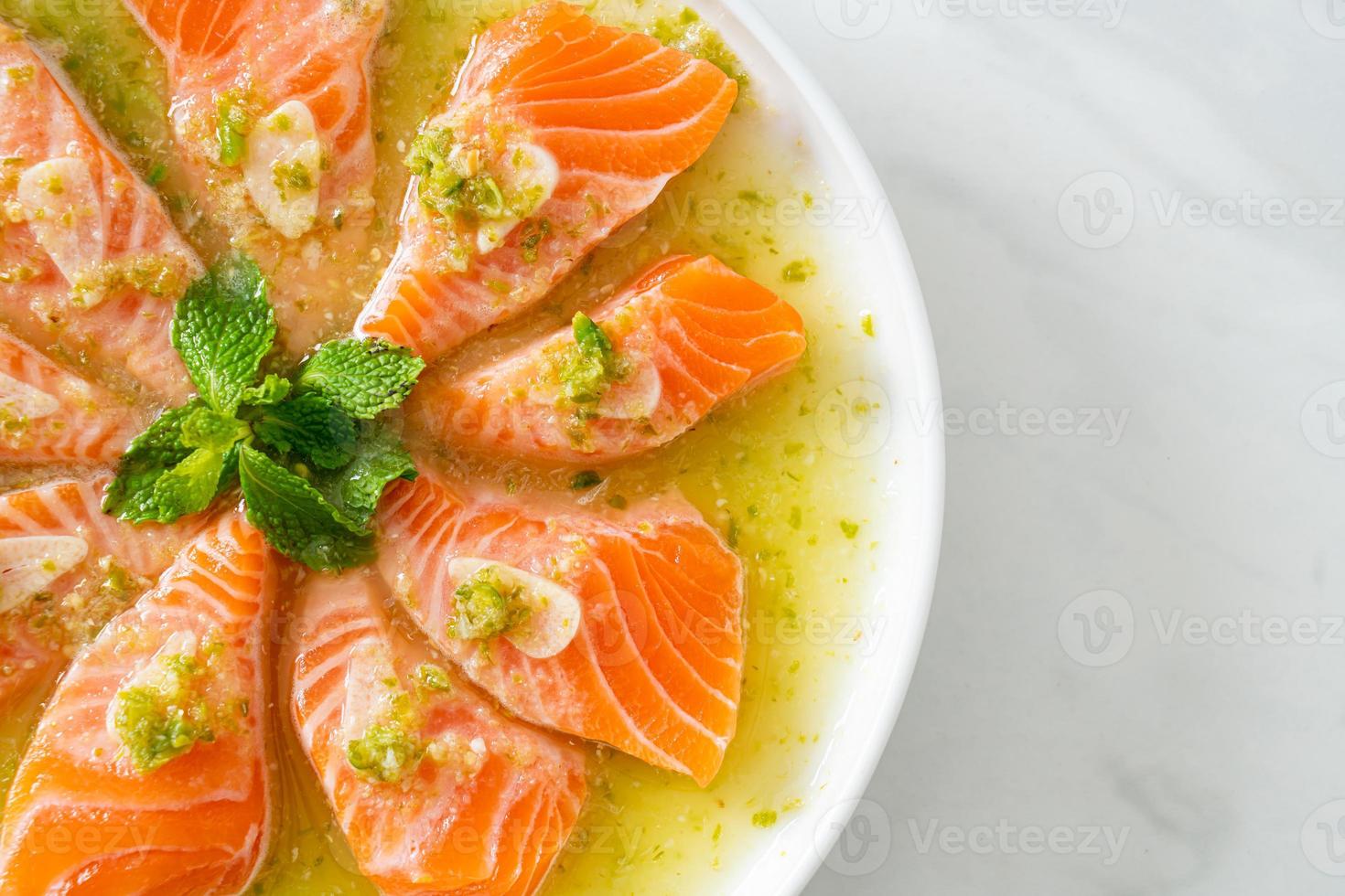 salmão picante em molho de salada de frutos do mar foto