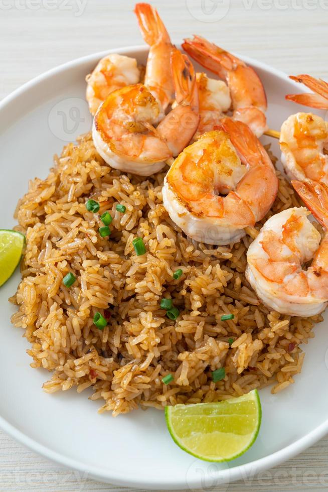arroz frito com espetos de camarão foto