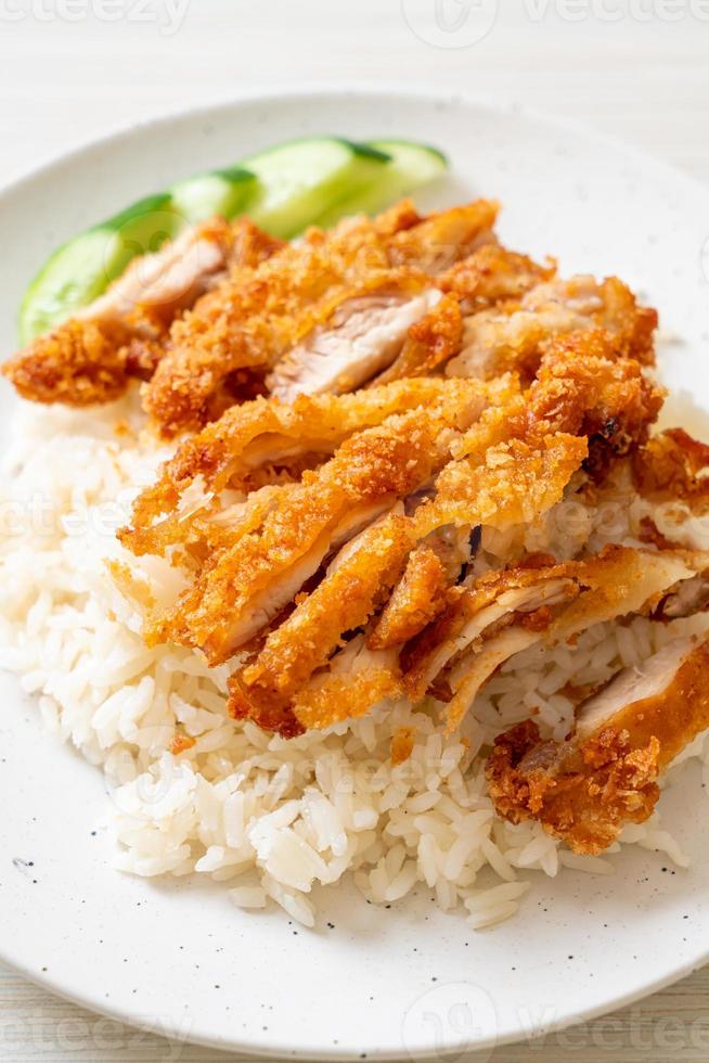 arroz de frango hainanese com frango frito foto