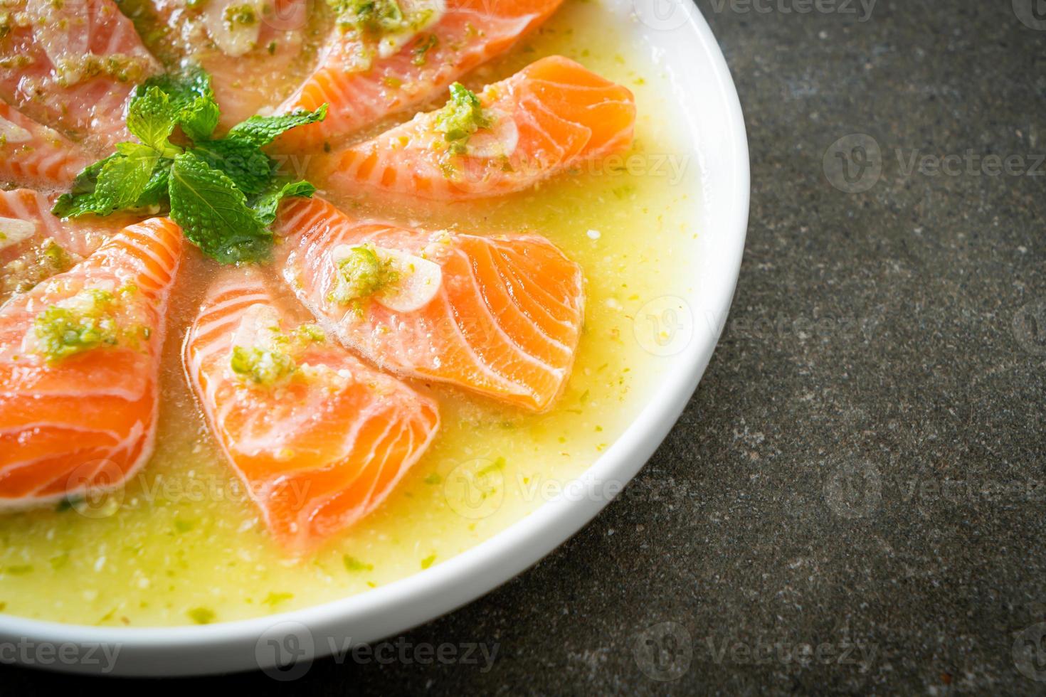 salmão picante em molho de salada de frutos do mar foto